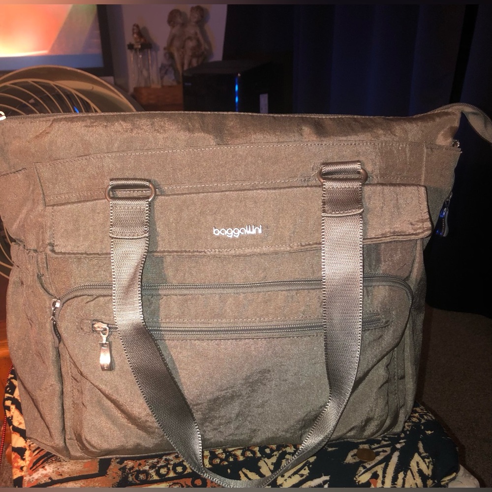 ✔️Baggallini Silver Grey Shimmery Large Tote Bag
